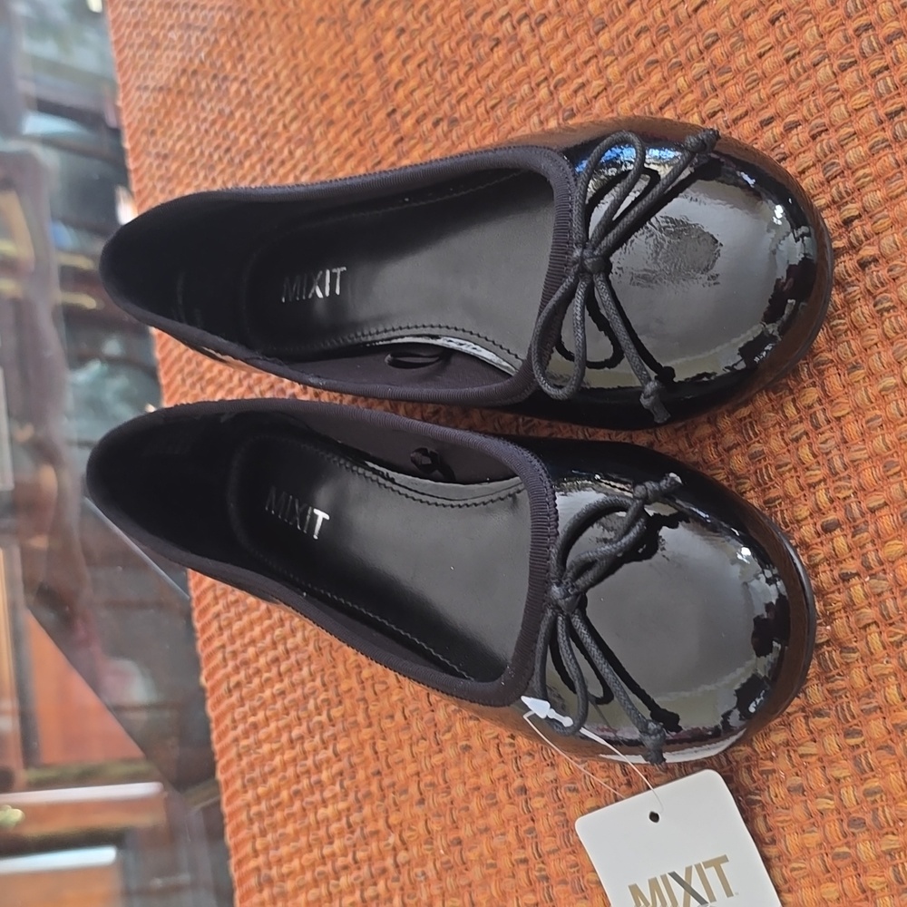 MIXIT BRAND WOMEN'S BLACK PATENT LEATHER SHORT HEELS SHOE SIZE 6